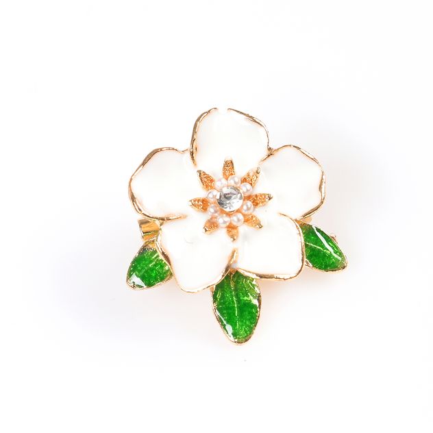 Brosa martisor floare alba cu detalii aurii