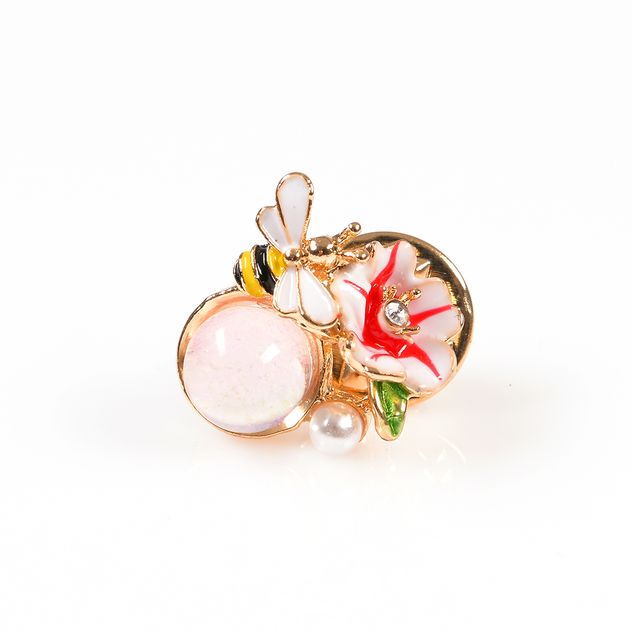 Brosa martisor albina cu floare alba