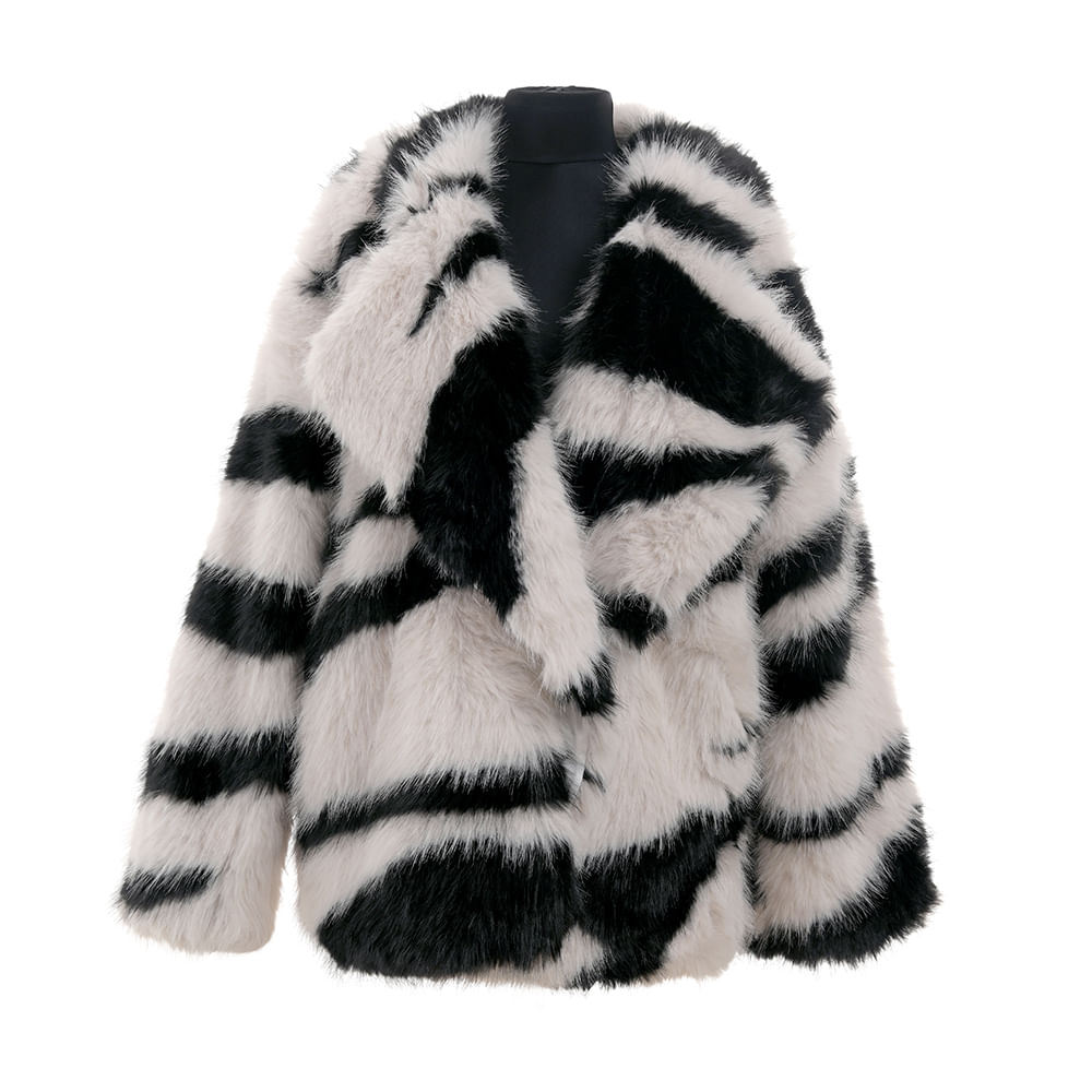 Palton pufos alb-negru animal print