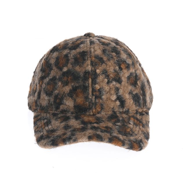 Sapca pufoasa cu imprimeu animal print si design modern