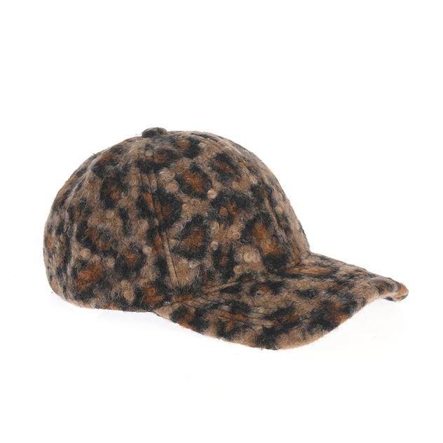 Sapca pufoasa cu imprimeu animal print si design modern