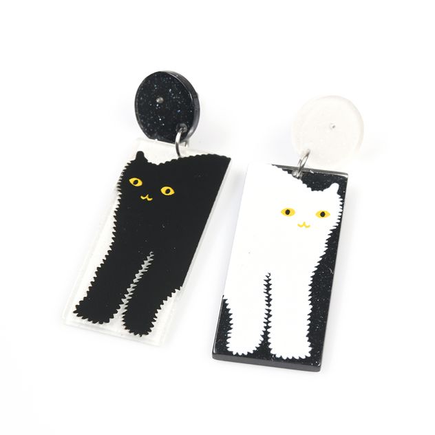 Cercei asimetrici acrilici cu pisici alb-negru