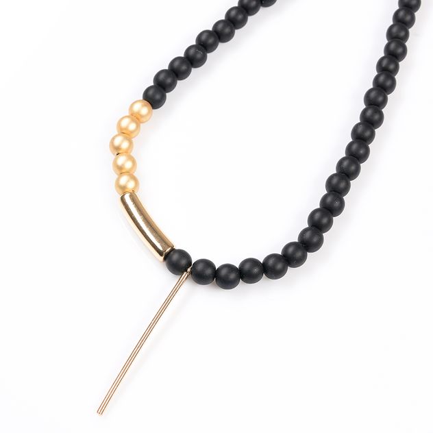 Colier elegant cu bilute mate si elemente metalice aurii