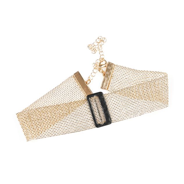 Choker auriu cu lanturi fine si detaliu central negru