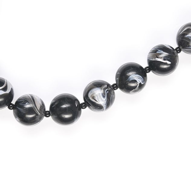 Colier elegant cu margele negre si accente gri