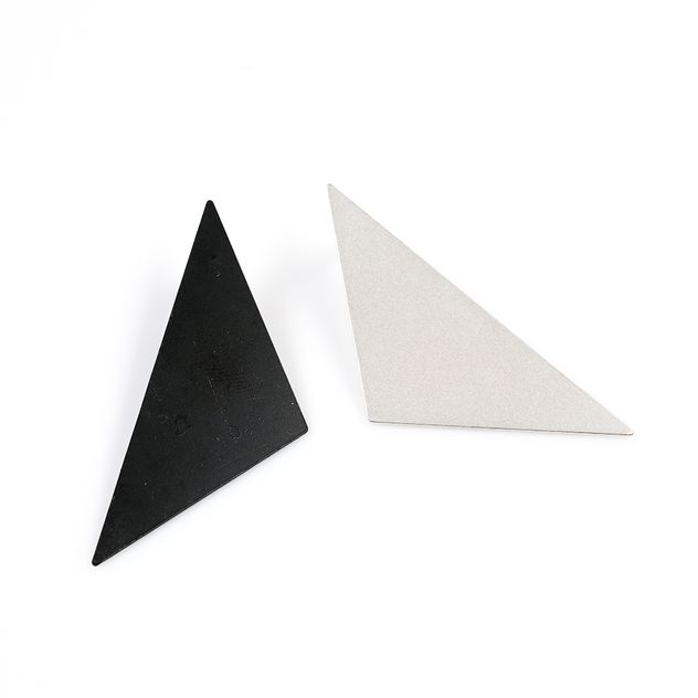 Cercei fashion in contrast argintiu-negru cu forma asimetrica