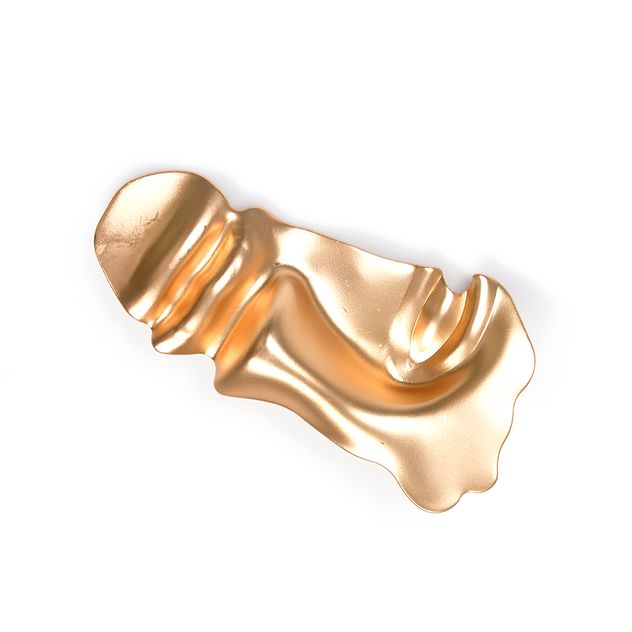 Brosa aurie cu design fluid si finisaj metalic