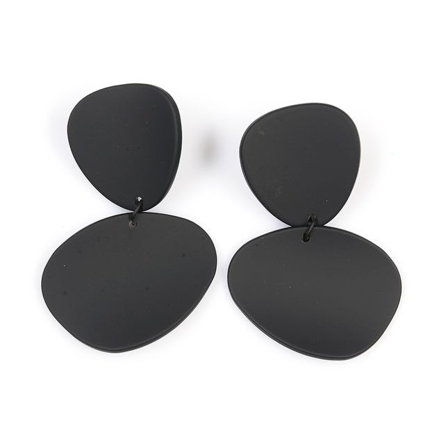 Cercei negri cu forme neregulate si design minimalist