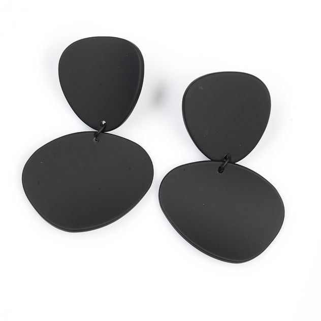 Cercei negri cu forme neregulate si design minimalist