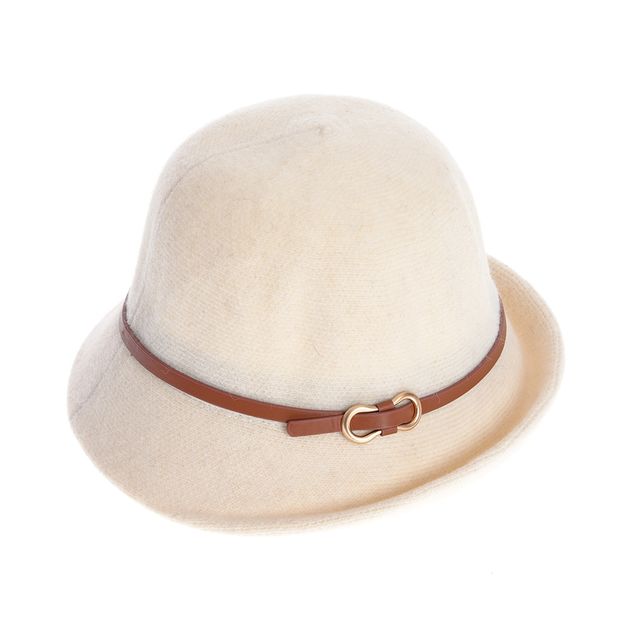 Palarie crem eleganta cu curea maro si detaliu metalic