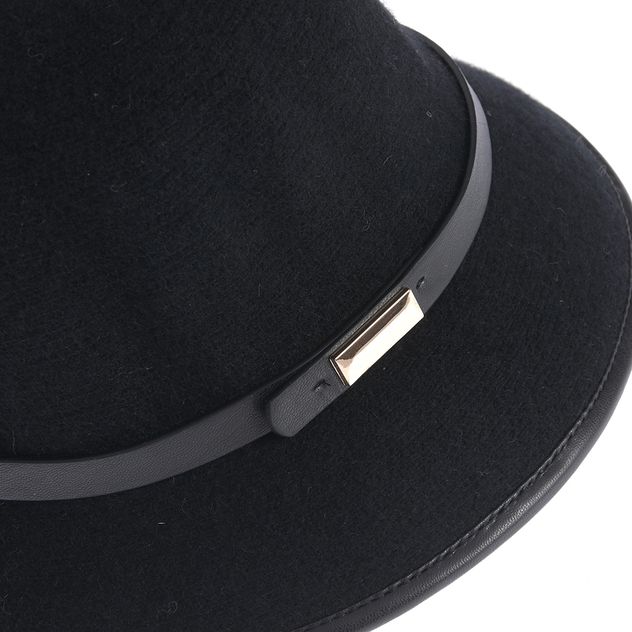 Palarie neagra cu bor ingust si curea subtire cu detaliu metalic