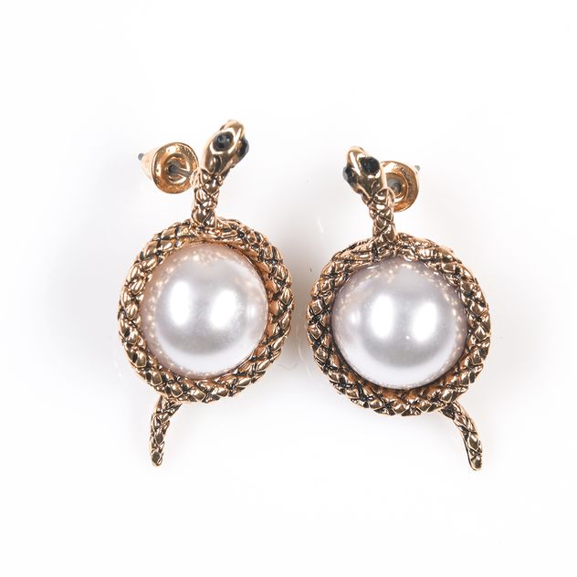 Cercei tip stud cu perla si sarpe auriu sculptat