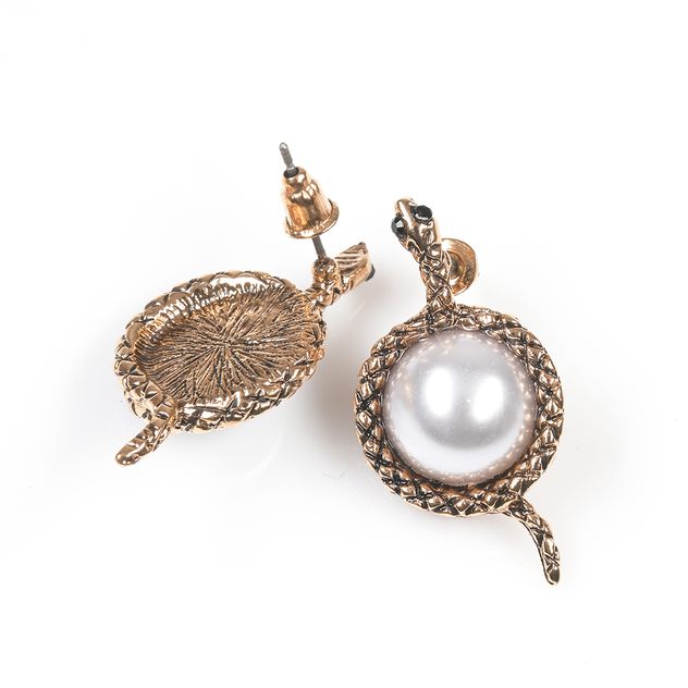 Cercei tip stud cu perla si sarpe auriu sculptat