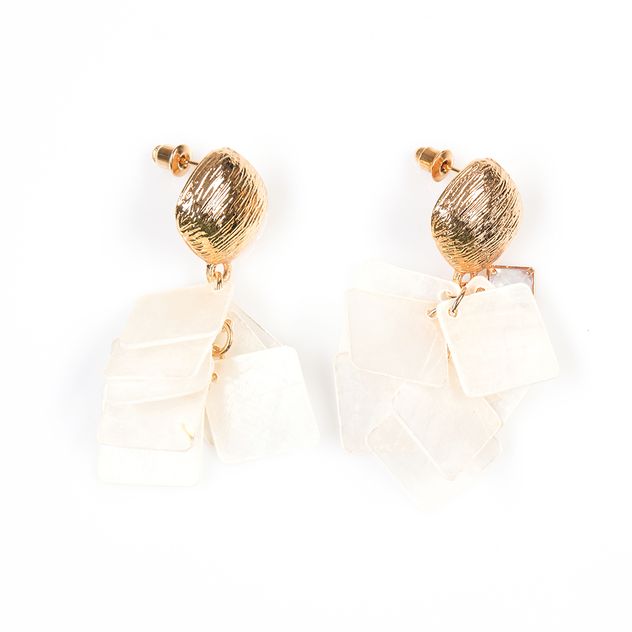 Cercei eleganti cu placute sidef si baza aurie texturata