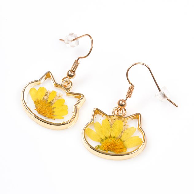 Cercei cu flori galbene naturale in rasina si contur auriu pisica