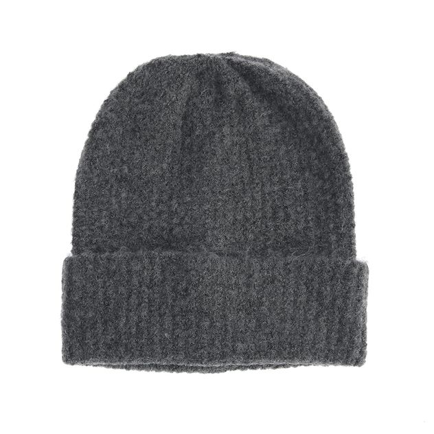 Caciula gri tricotata pentru iarna