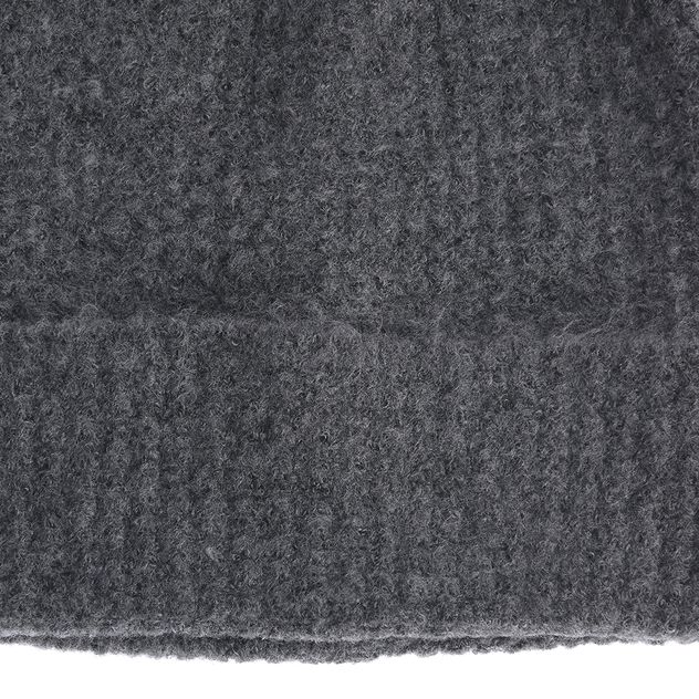 Caciula gri tricotata pentru iarna