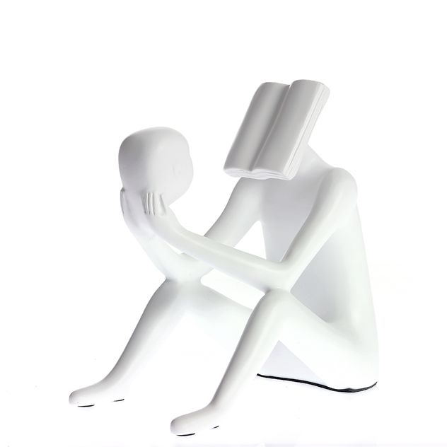 Statueta abstracta cu silueta cititorului si design minimalist