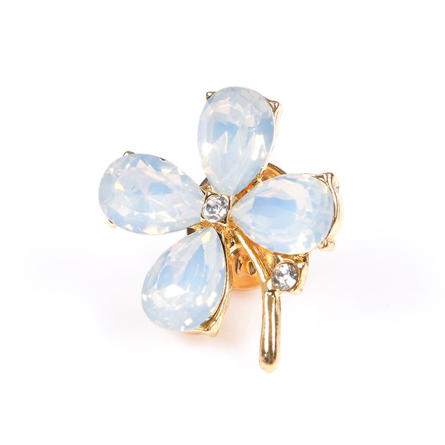 Brosa martisor floare delicata cu petale albe