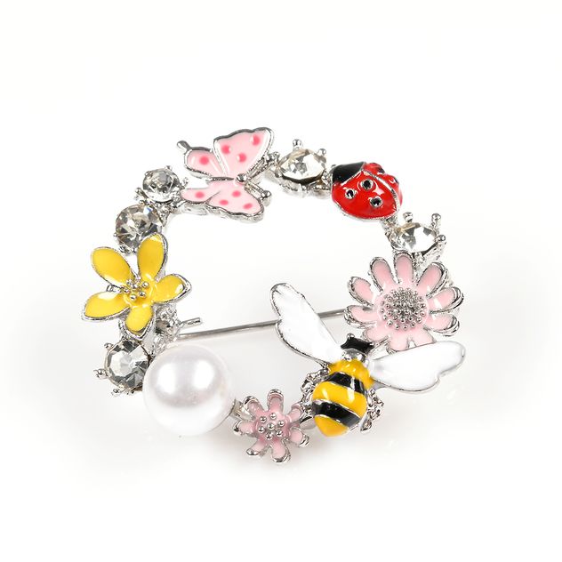 Brosa martisor cu insecte si flori in culori pastelate