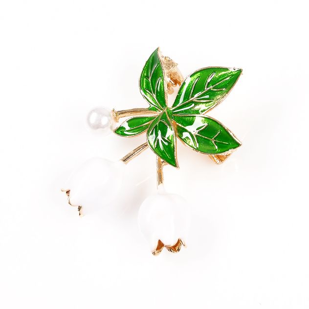 Brosa martisor frunza verde cu flori albe