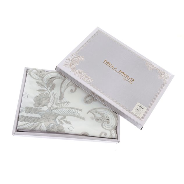 Set napron si 4 servete de masa cu elemente festive si detalii brodate