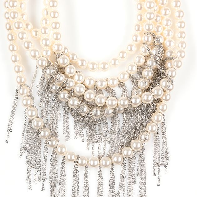 Colier multi-strat cu perle albe si franjuri argintii