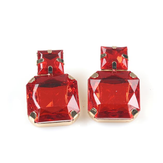 Cercei eleganti cu cristale rosii fatetate si montura aurie