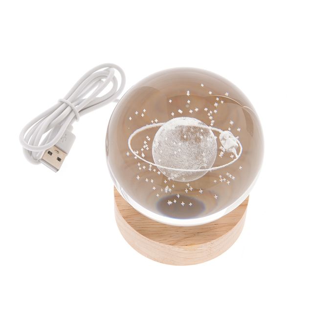 Glob decorativ LED cu planeta Saturn si astronaut, pe suport din lemn 12 cm
