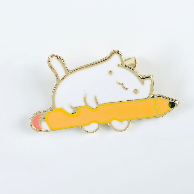 Brosa martisor pisica simpatica pe creion galben