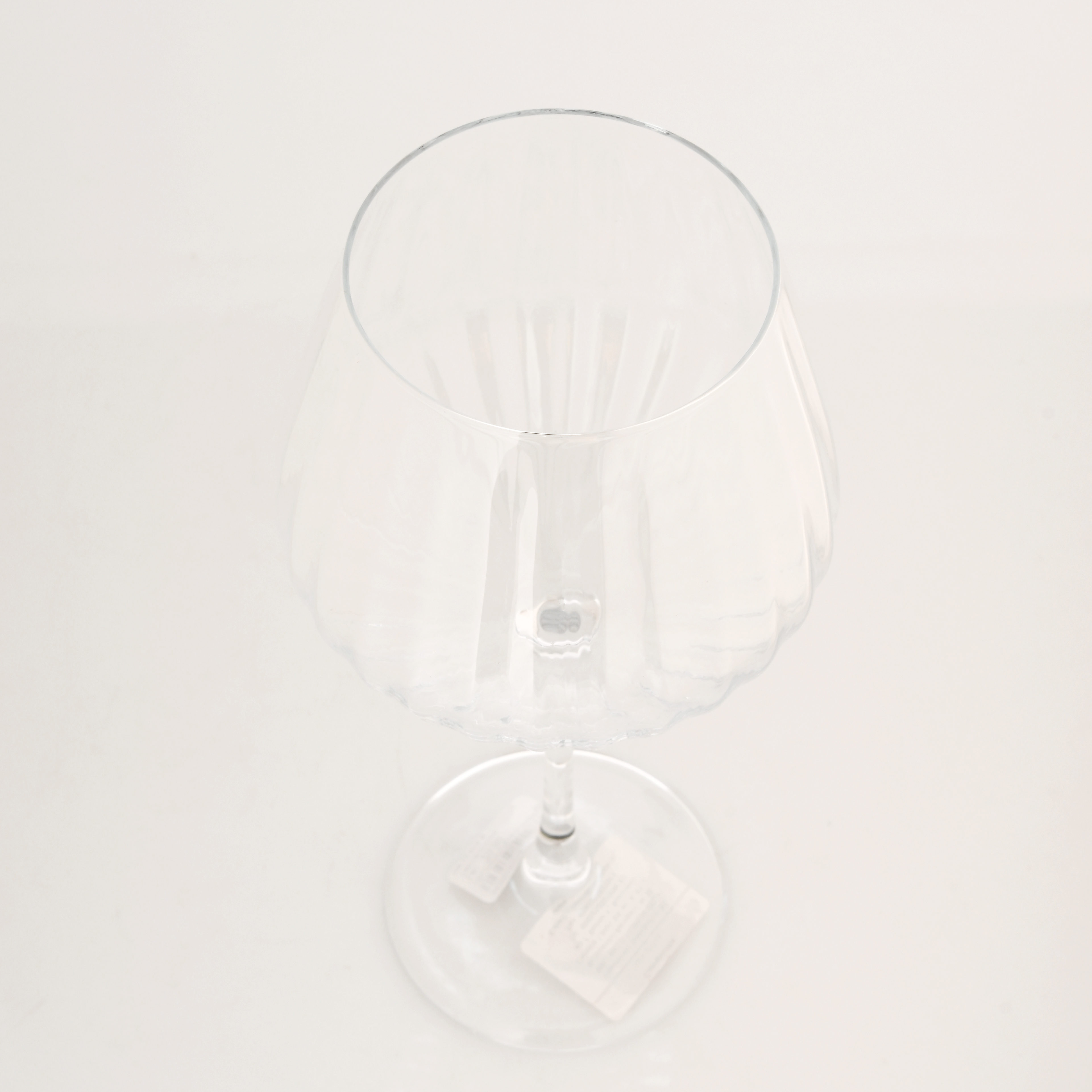 Pahar de vin cu picior si decor canelat