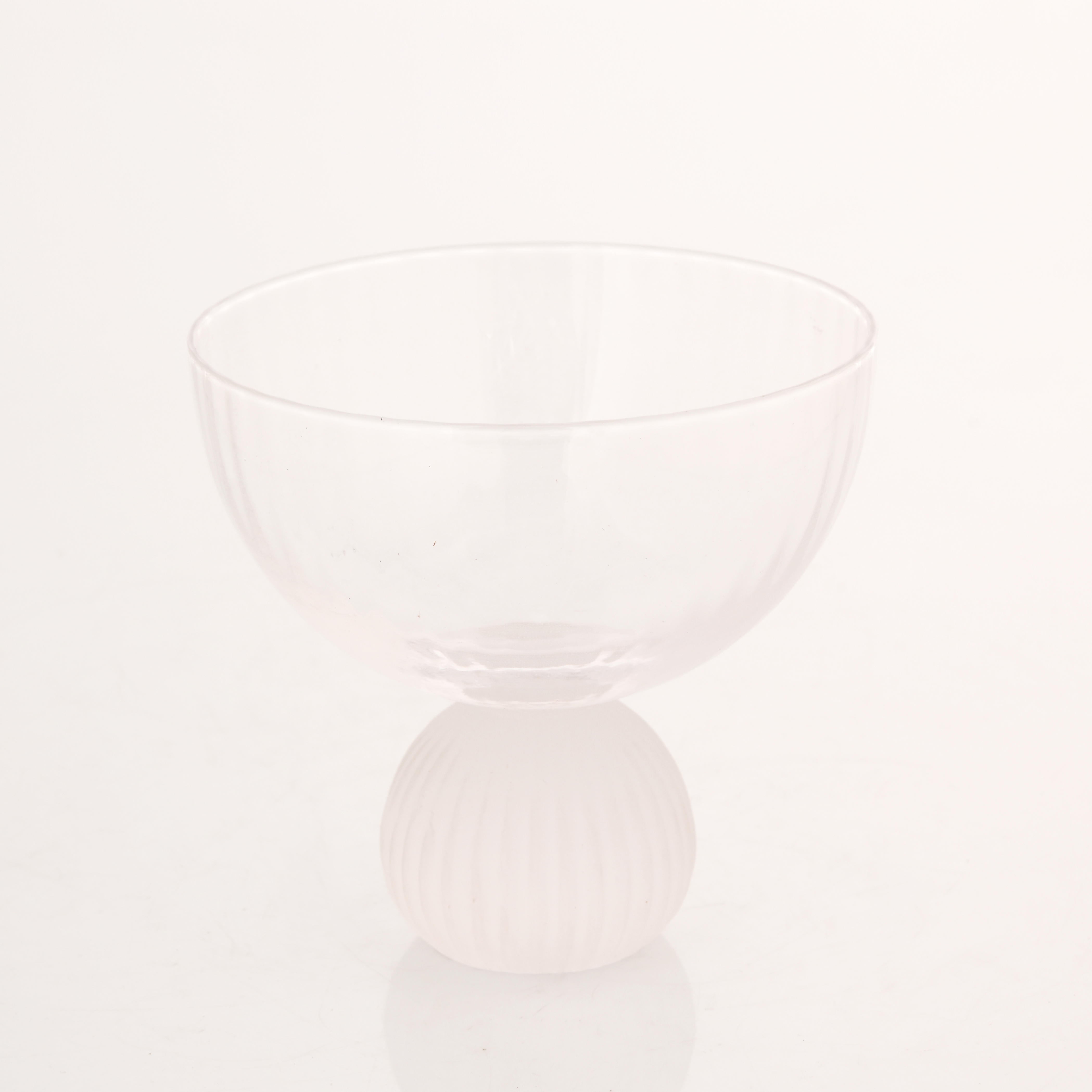 Cupa transparenta cu picior striat